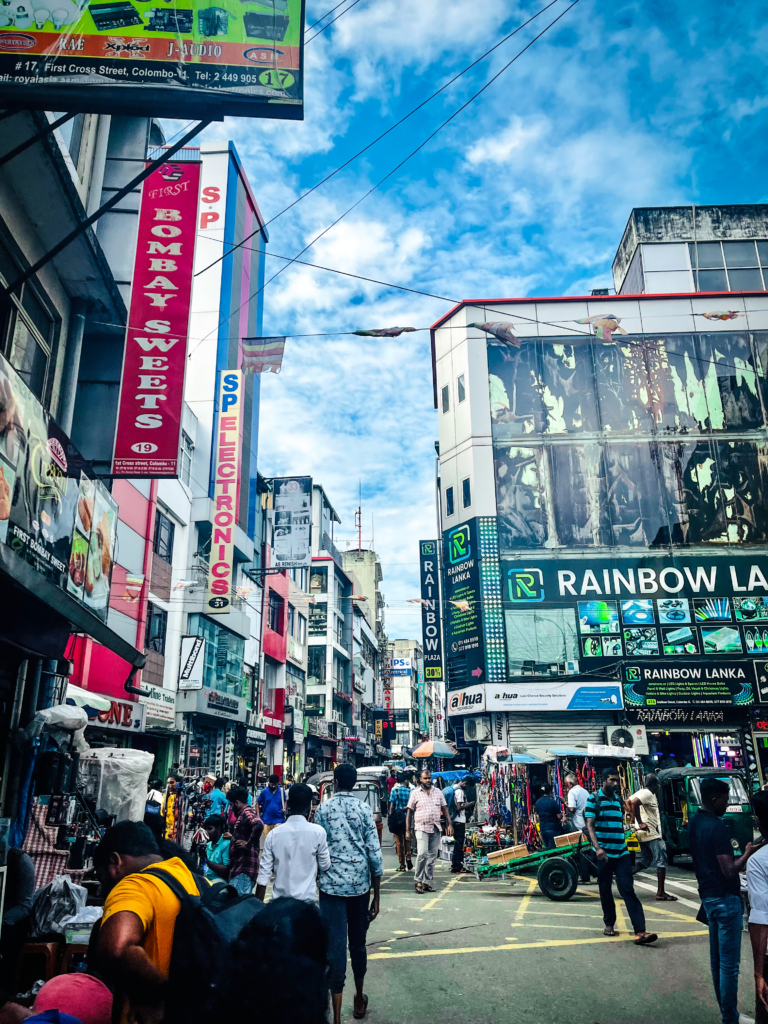 buzzeling city life in Colombo